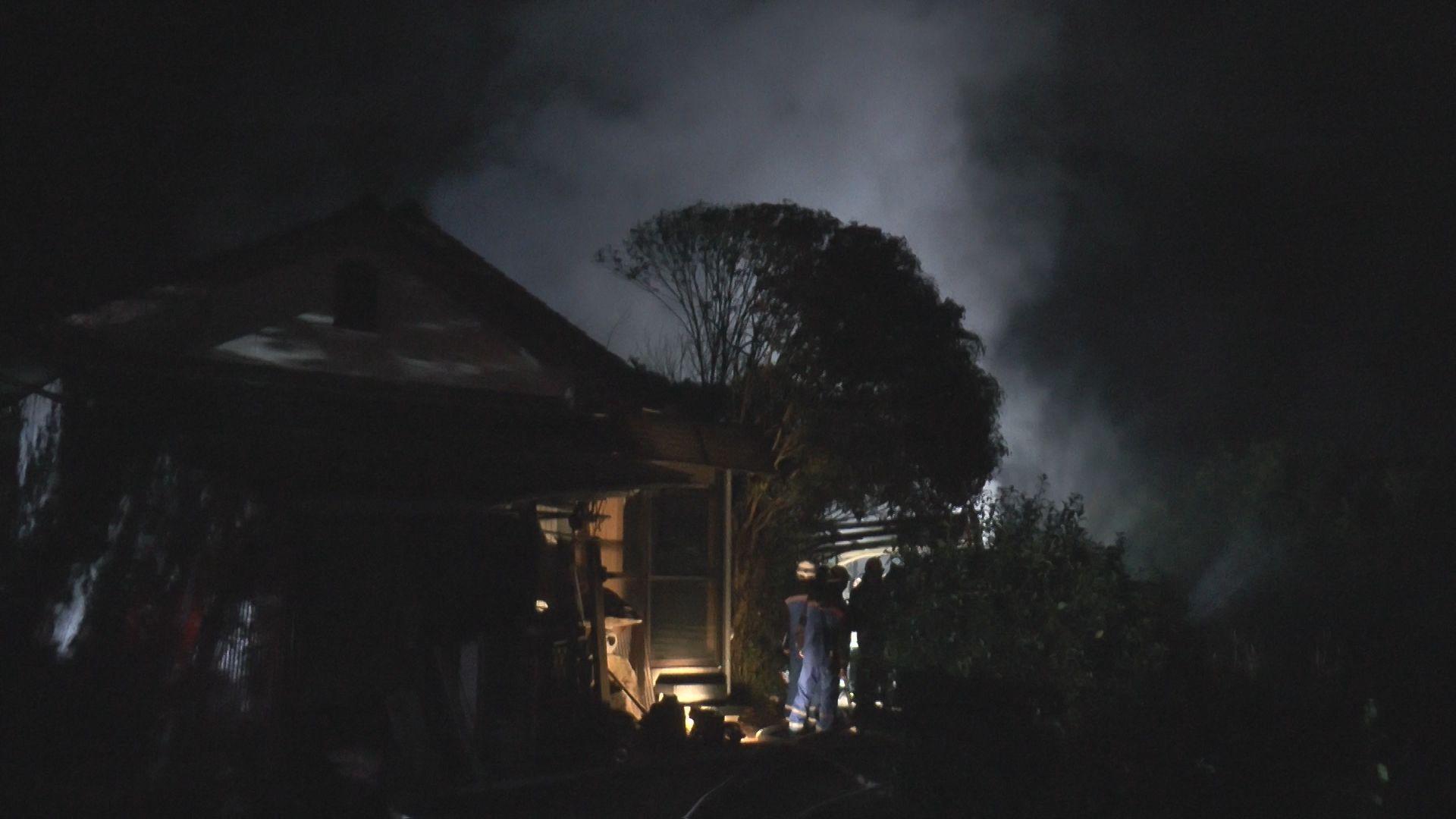 「母屋に燃え移るかも…」倉庫など２棟全焼…けが人なし　大村市立福寺町