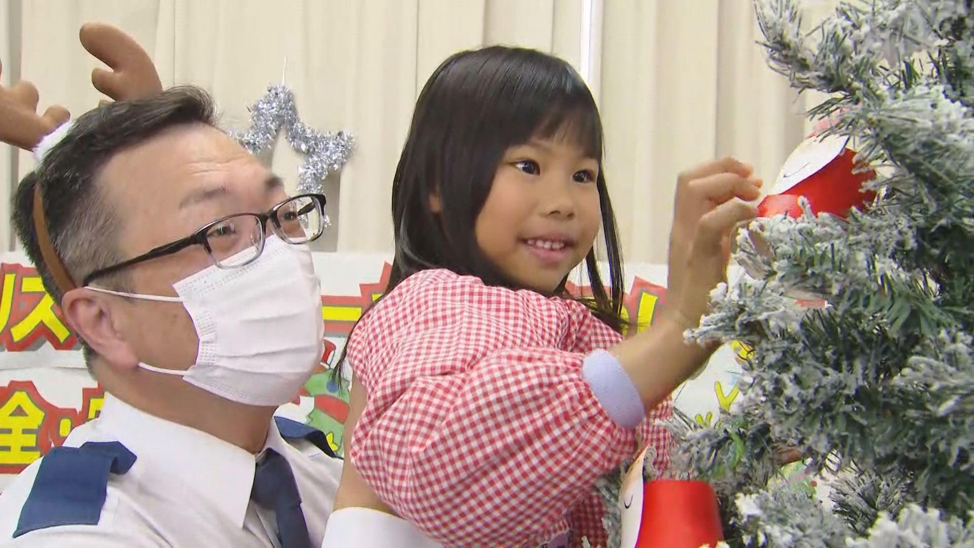 【長崎】時津署で園児がクリスマスツリーを飾り付け