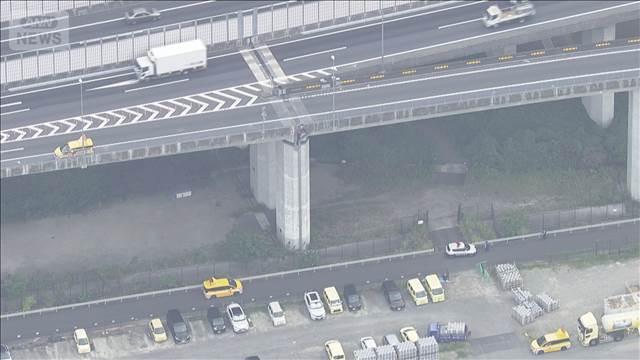 高速道路の高架橋から落下　19歳男性　意識不明の重体で搬送