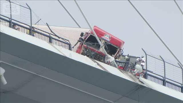 橋上でトレーラーと乗用車が衝突　海で発見の男性死亡　長崎市