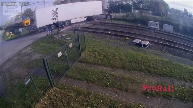 オランダでトラックと列車の衝突事故　5人軽傷　トラックから多量の果物飛び出す