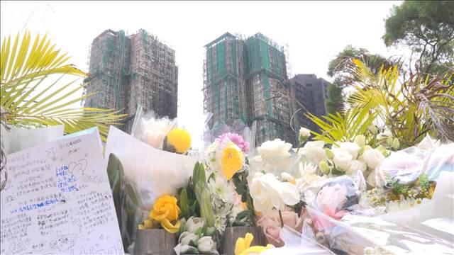 香港 火災現場に多くの献花　中国政府は当局批判を警戒