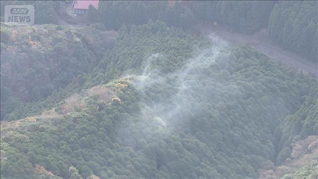 神奈川の山火事　自衛隊加わり消火活動続く 水20L担ぎ消防隊員も活動