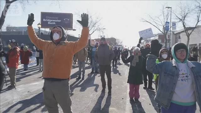 ICEの女性銃撃からデモ続く　ミネソタ州で連邦職員が発砲　男性死亡