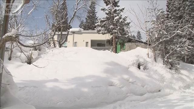 落雪に巻き込まれたか 男性死亡 2mの雪の中 秋田