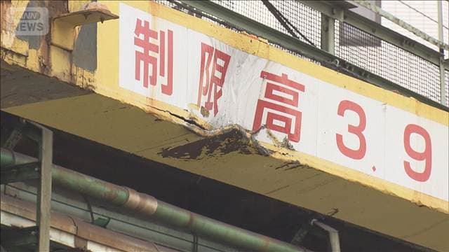 大型トレーラーが高架の標識に引っかかる　4時間立ち往生　東京・千代田区