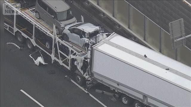 伊勢湾岸道でキャリアカーなど4台が絡む事故　男性が意識不明の重体