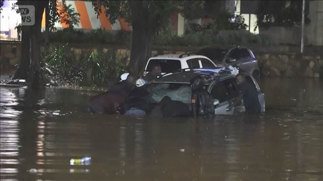 ケニアで大洪水　42人死亡　家屋や車両が相次ぎ流される