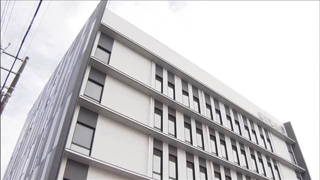 病院敷地で倒れていた男性死亡「殴られ車に乗せられていた」 別の場所で暴行受けた？