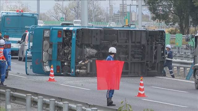 警察官13人乗せた大型輸送車横転　警備応援のため奈良から移動中　茨城・笠間市