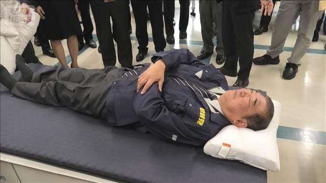 石破前総理 災害対策ベッドなどを自ら体験 備蓄の重要性を強調