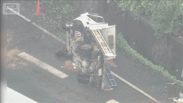 トラックが国道に落下　55歳男性重傷　名古屋市