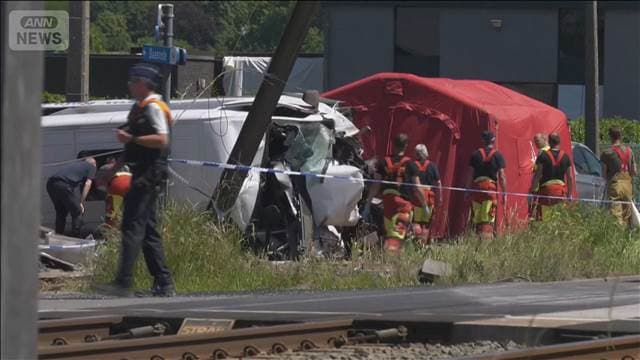 ベルギーでスクールバスと列車衝突 生徒ら4人死亡　遮断機下りた踏切にバス進入か