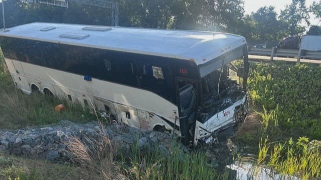 高速道路で観光バスが6台に相次ぎ衝突 5人死亡34人けが　米・バージニア州