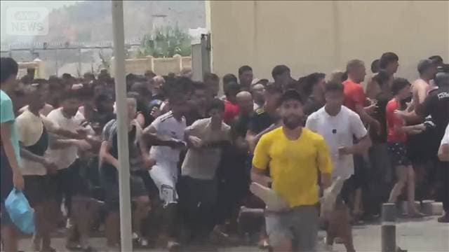 スペインの飛び地に数千人が殺到　国境の検問所回避で泳ぎ侵入　受け入れ施設はパンク