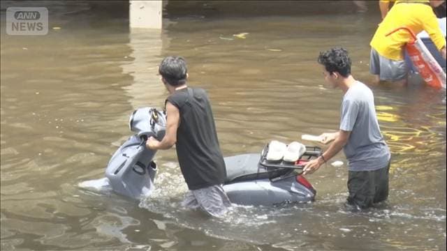 バンコク 大雨冠水被害続く　70万人に影響 ボートで移動も…
