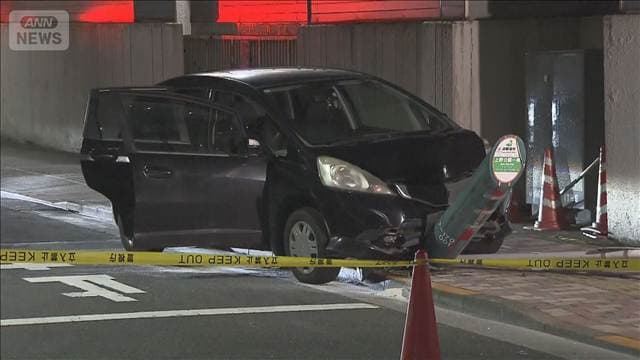 パトカー追跡の盗難車から男2人が逃走　歩道に乗り上げ標識折れる