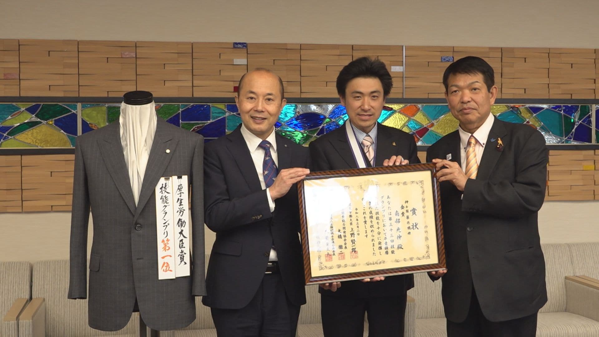 技能グランプリ“金賞” 老舗紳士服専門店の４代目が市長を表敬