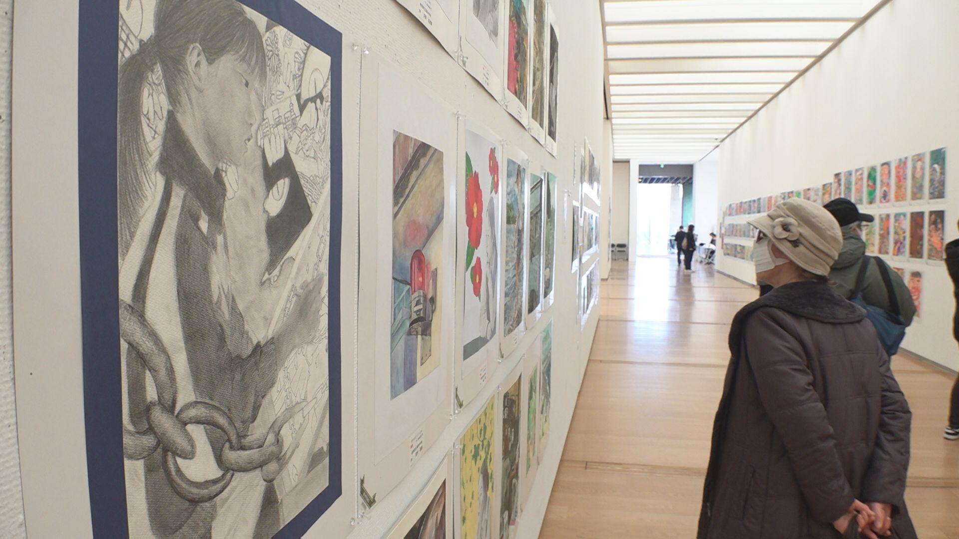 個性が光る小中学生の美術作品が830点展示「子ども県展」始まる