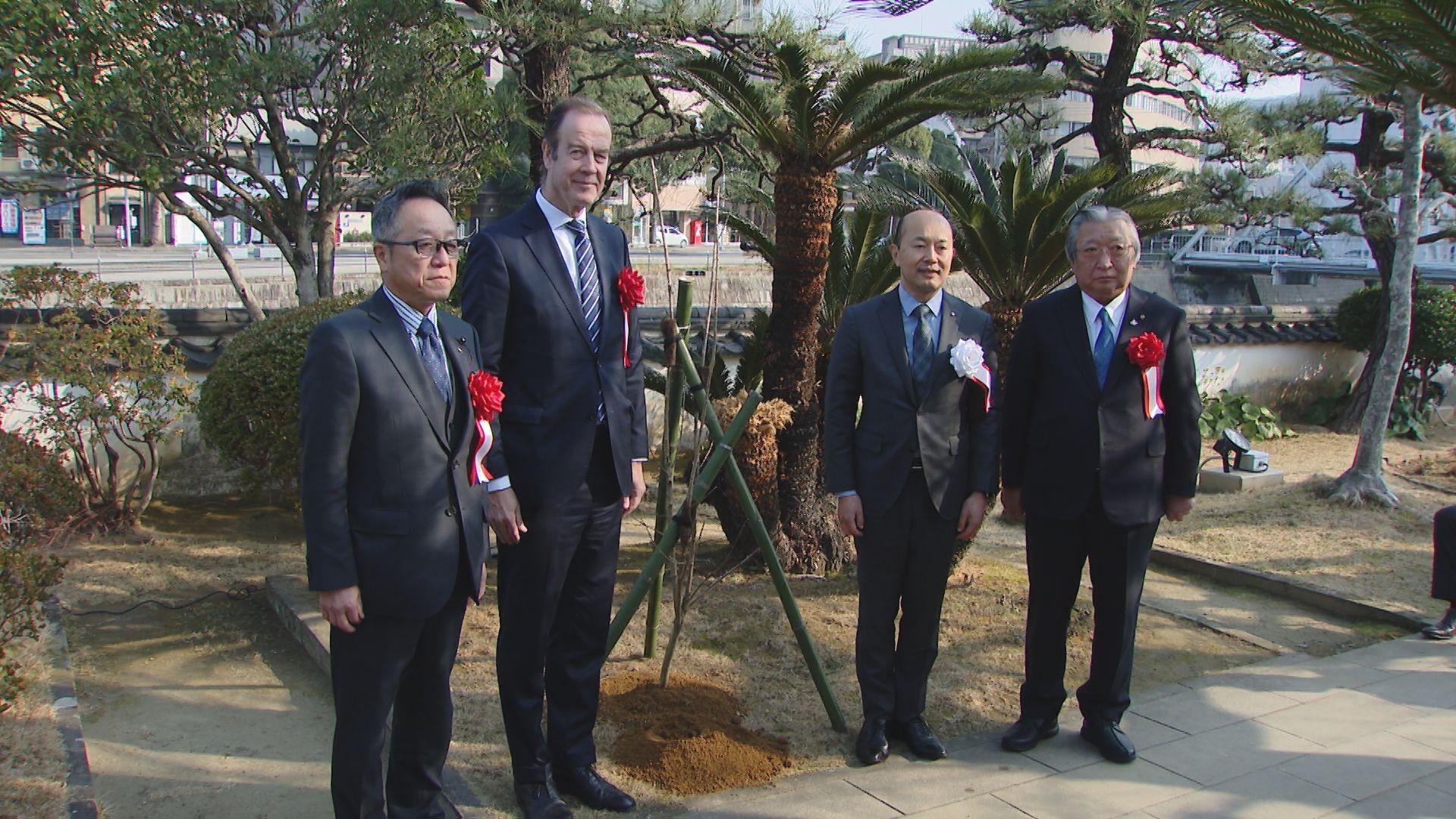 日蘭の友好願う「サルスベリ」出島に植樹