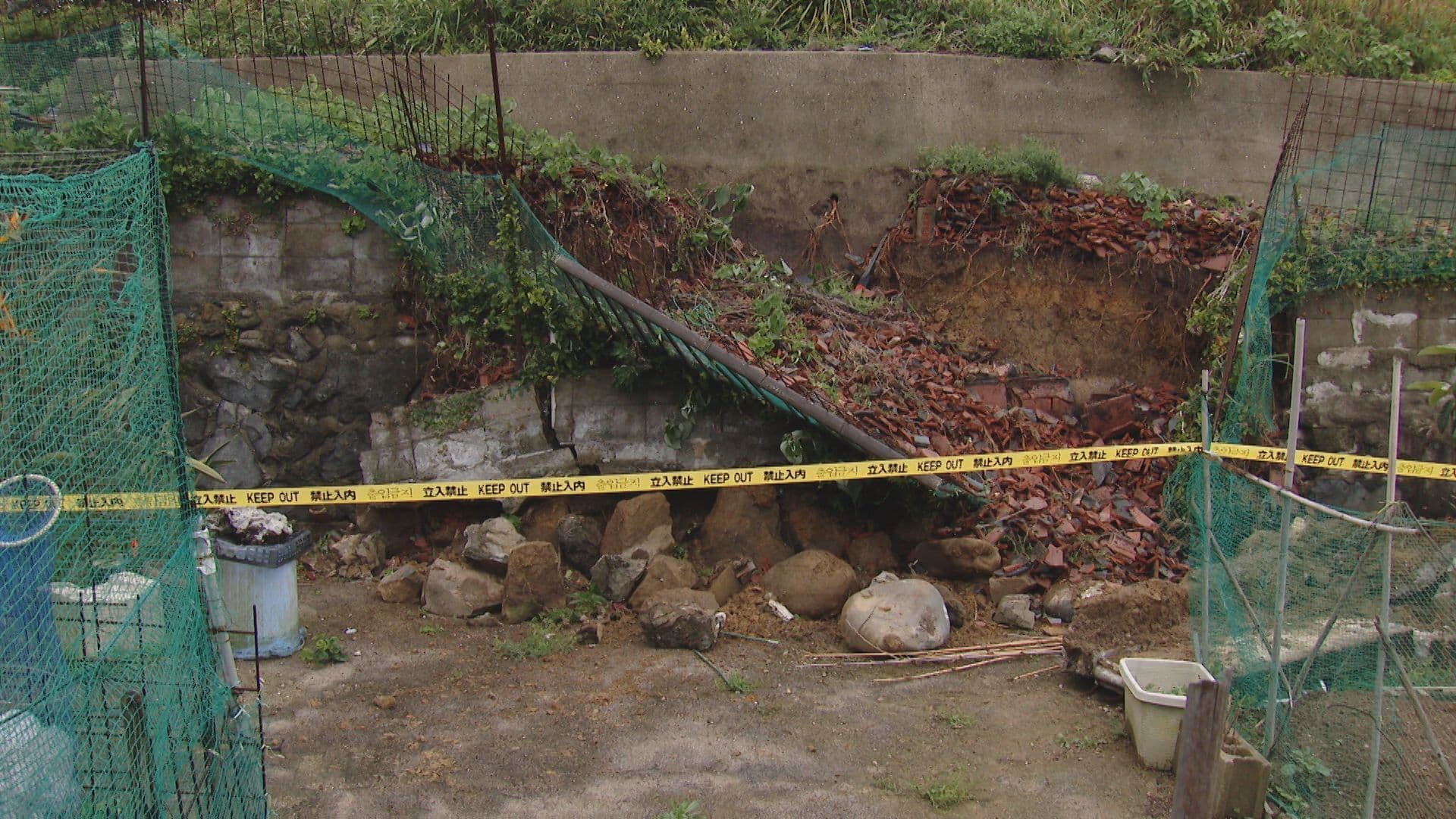 「ものすごい音がした…」長崎市深堀６丁目で崖崩れ けが人なし