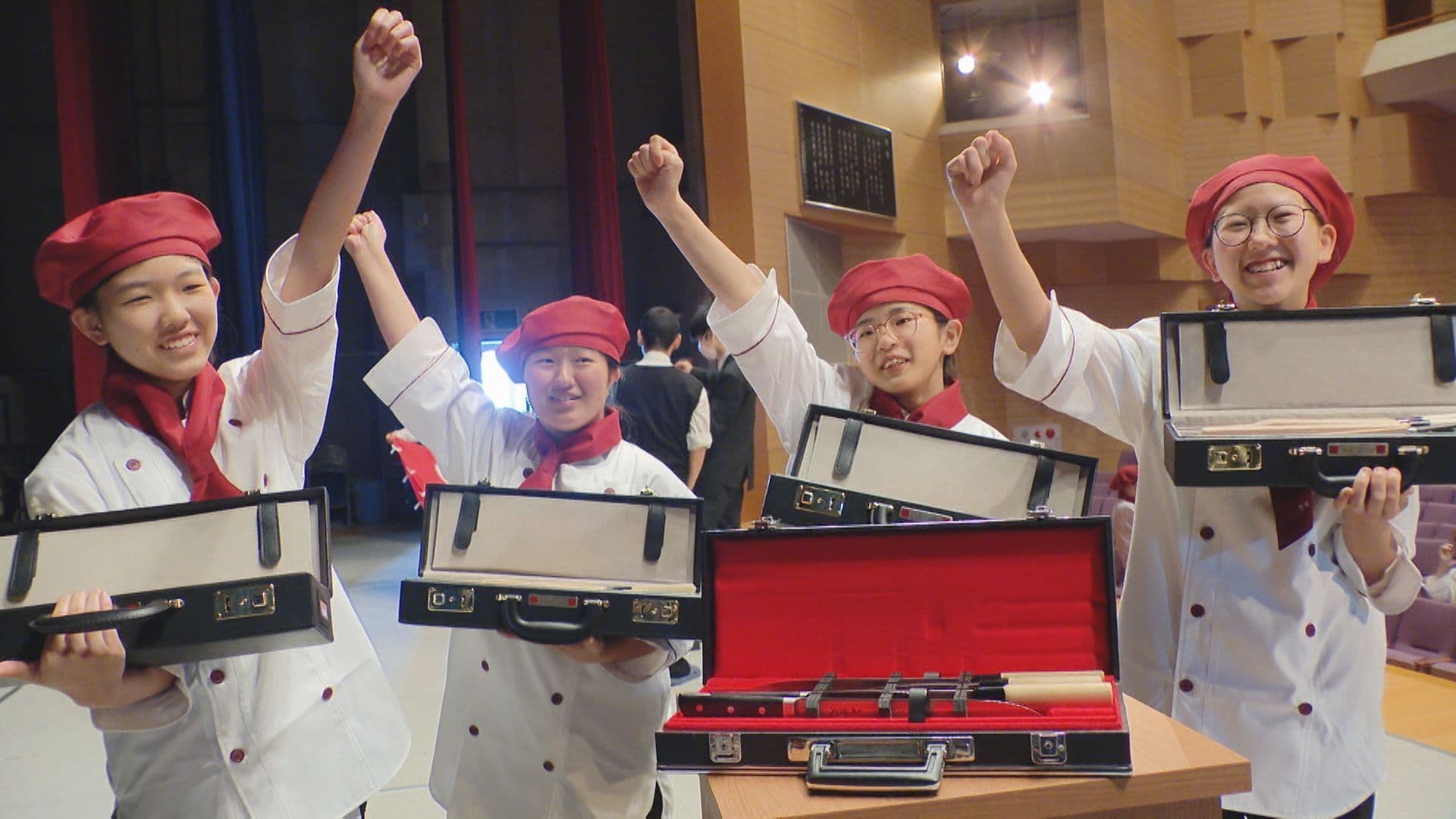 「３年間、調理がんばるぞ！」　調理師免許取得を目指す新入生に名前入りの包丁　