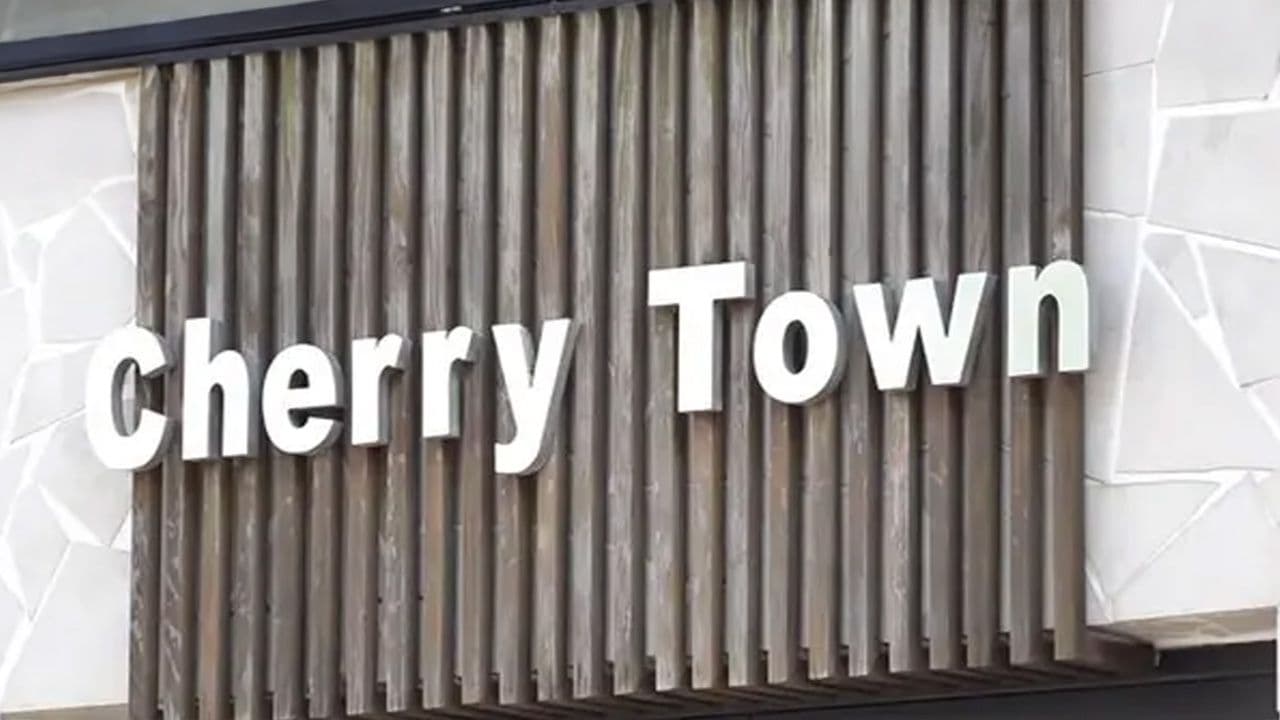 路面電車を眺めながら楽しむ、街のかわいいケーキ店　長崎市「Cherry Town」