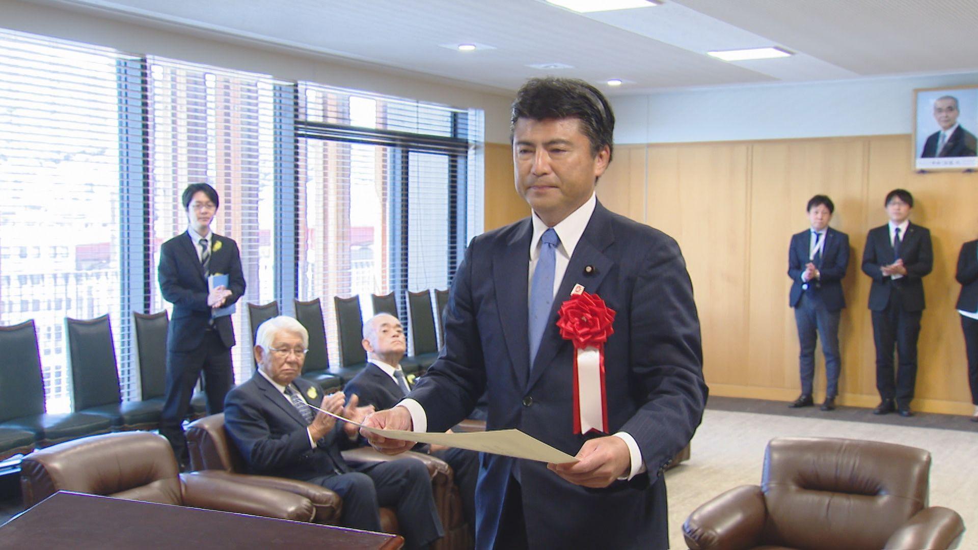 古賀友一郎さんに当選証書　「石破総理の出処進退は、ご自身が判断されること」