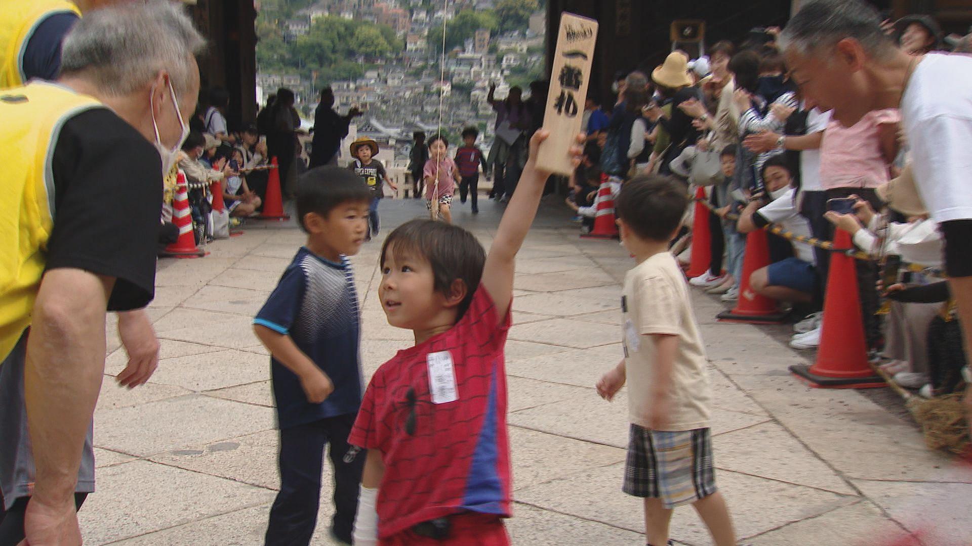 のぼってこーい！諏訪神社でこどもの日恒例の「長坂のぼり大会」