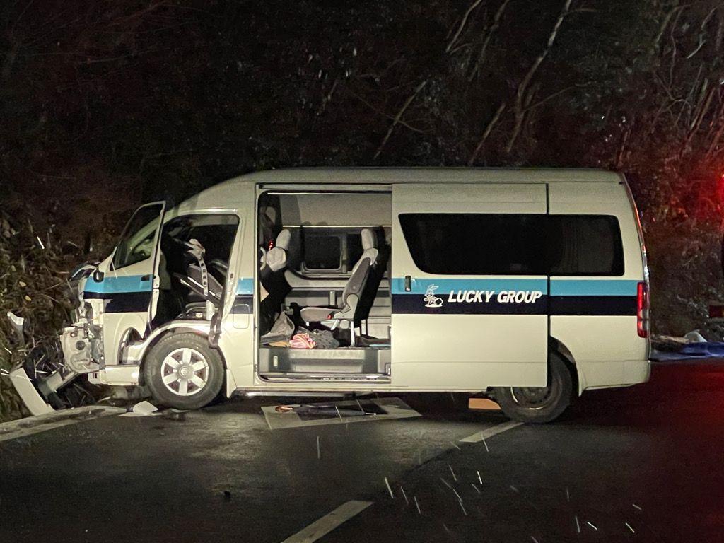 スリップか…ジャンボタクシーが法面に衝突 運転手と乗客計１０人が救急搬送