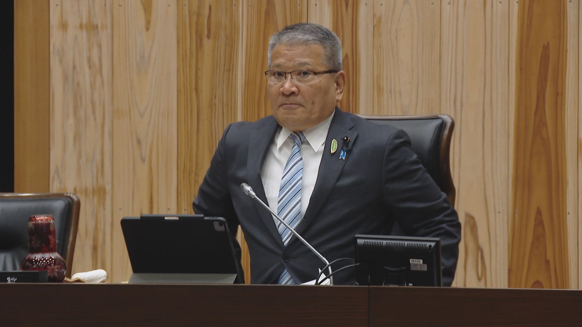 ２月の知事選めぐり外間県議会議長に対する不信任決議案が賛成多数で可決