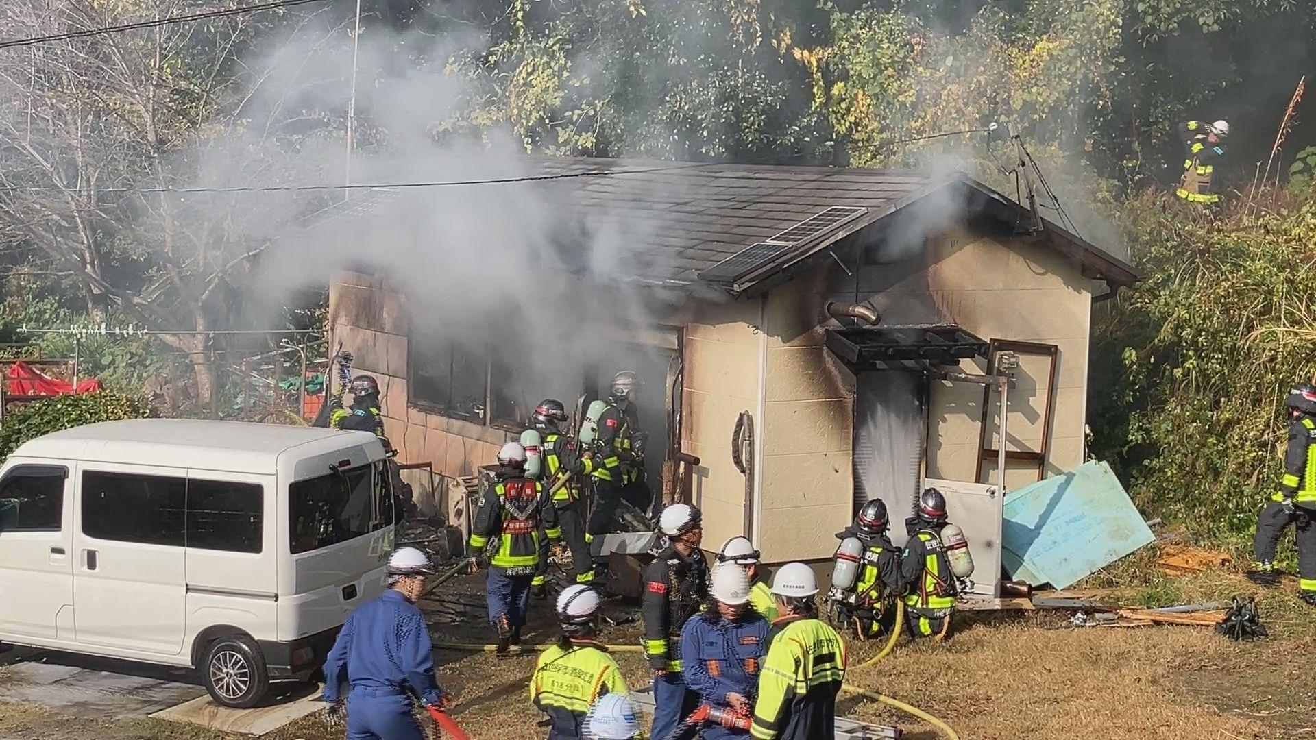 佐世保市山手町で倉庫１棟が全焼する火事 中には薪ストーブも けが人なし