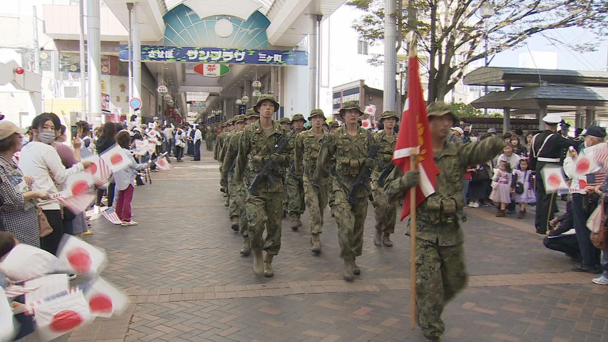 【長崎】佐世保で自衛隊パレード　小銃携行に抗議の声も