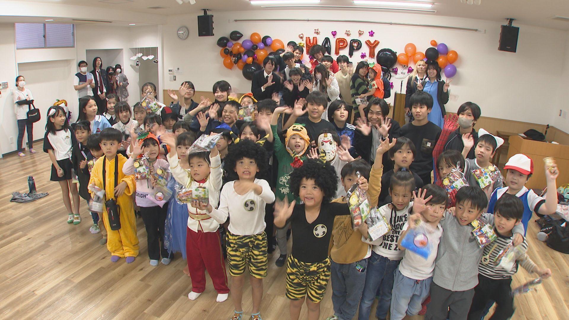 こころ咲良高校の生徒が恒例のハロウィーンパーティーで小学生と楽しく交流