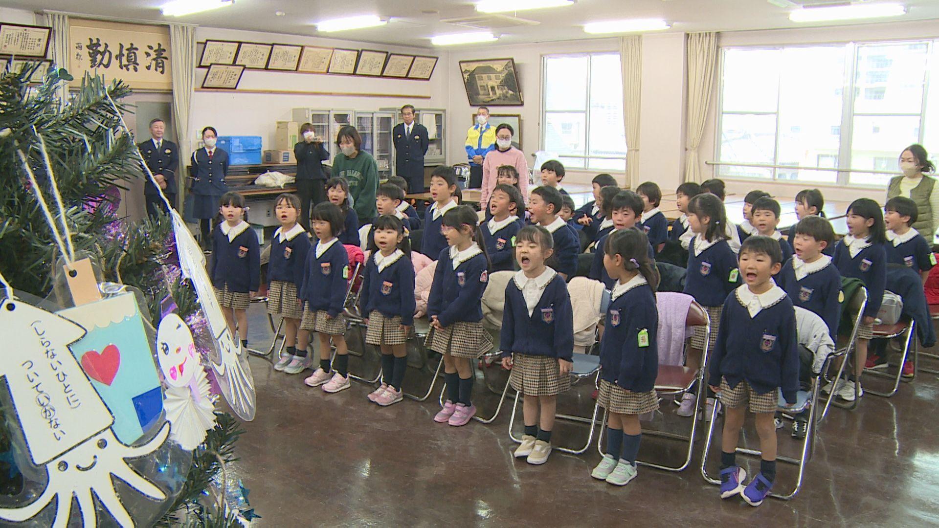 サンタやトナカイも登場　園児たちが警察署のツリーを飾りつけ