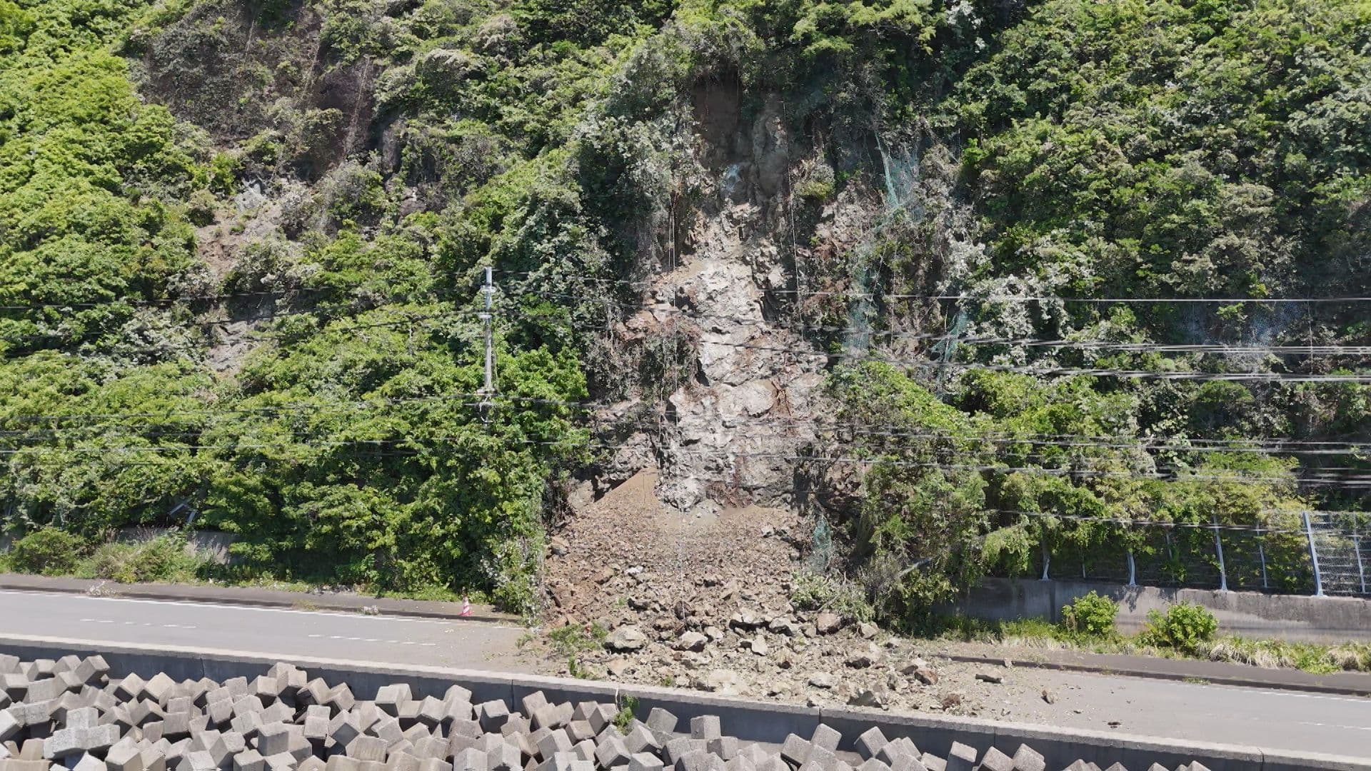 野母崎に至る国道が法面崩壊により全面通行止め｢風化･劣化した岩盤の不安定化が原因｣