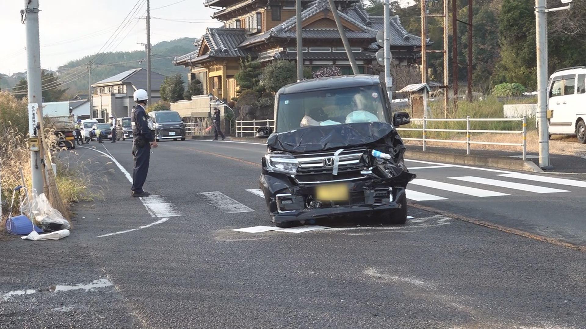 片側１車線の直線道路　軽乗用車が大型トラックと正面衝突　２人搬送
