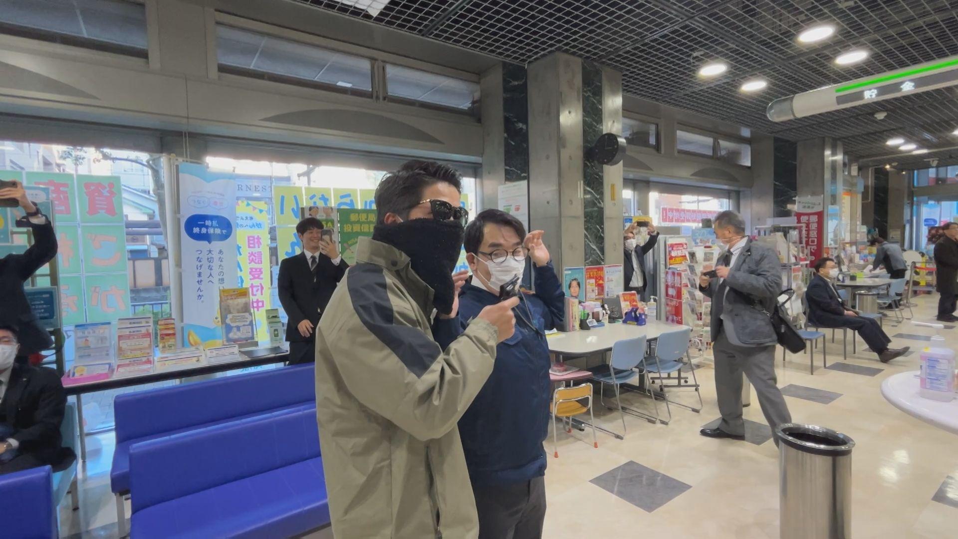 年末を前に長崎北郵便局で強盗に備える訓練