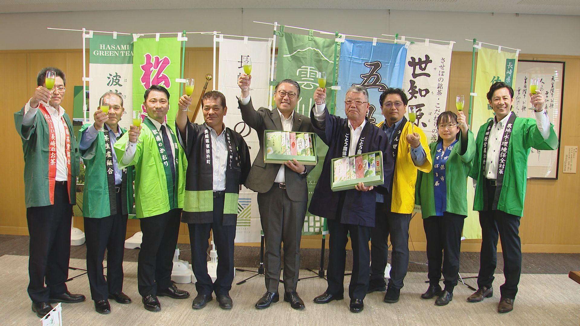 お茶の生産者が大石知事に新茶を贈呈「長崎茶市」も県庁で開催