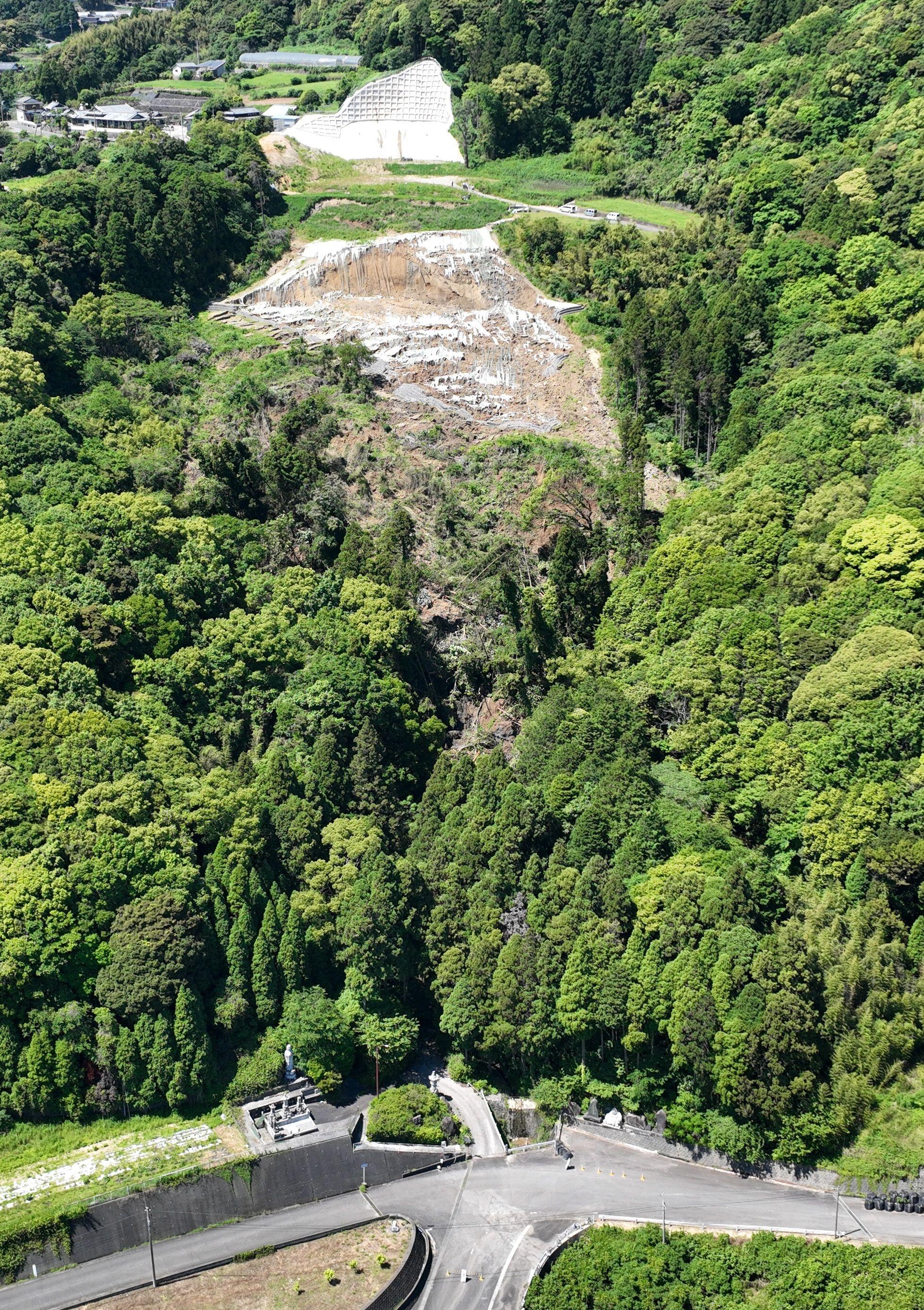南島原で幅約１００ｍ、長さ約２００ｍに及ぶ大規模地滑りが発生　２世帯計５人に「高齢者等避難」情報