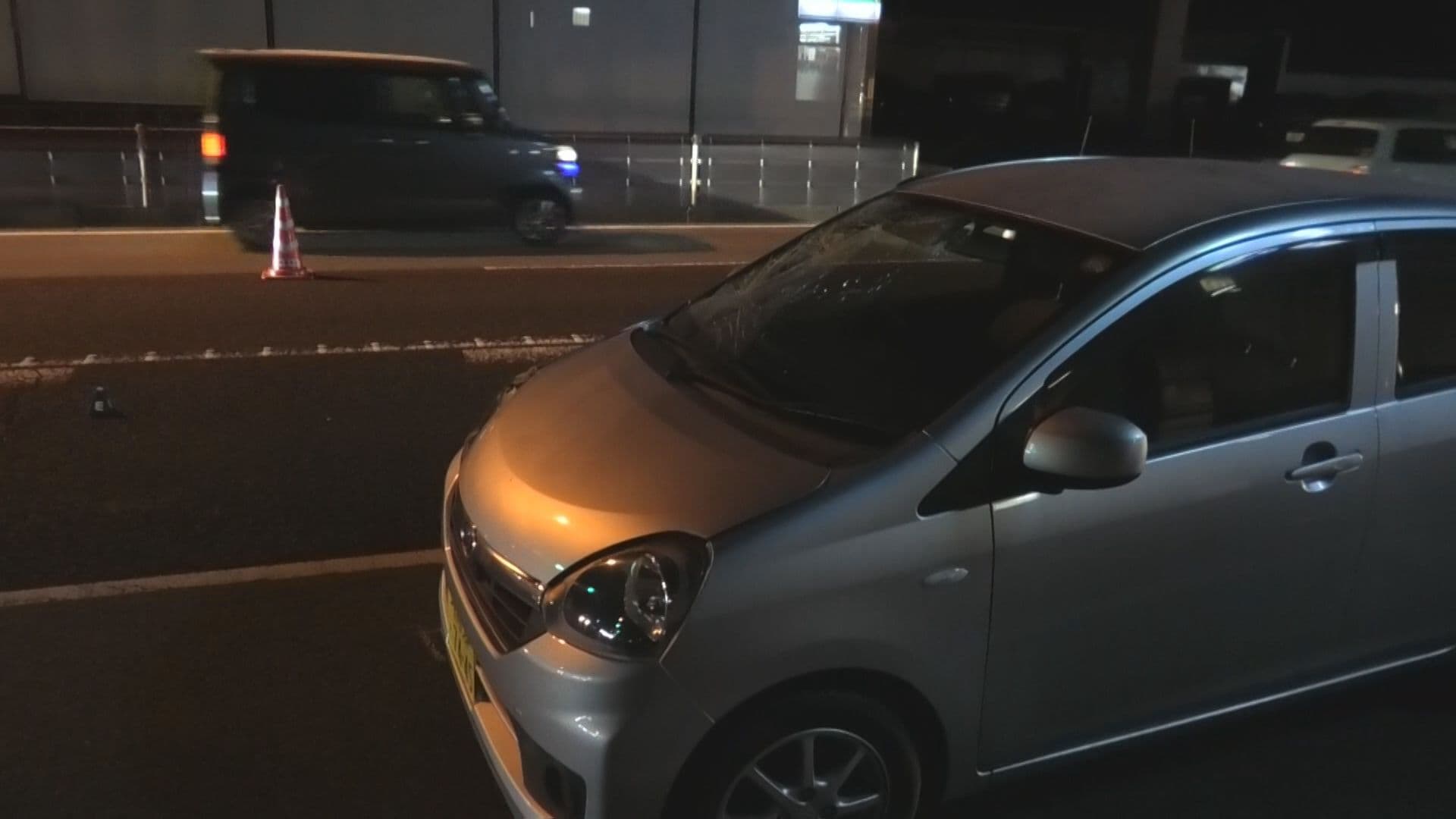 ８３歳男性がはねられ死亡　夜明け前の国道を横断中　