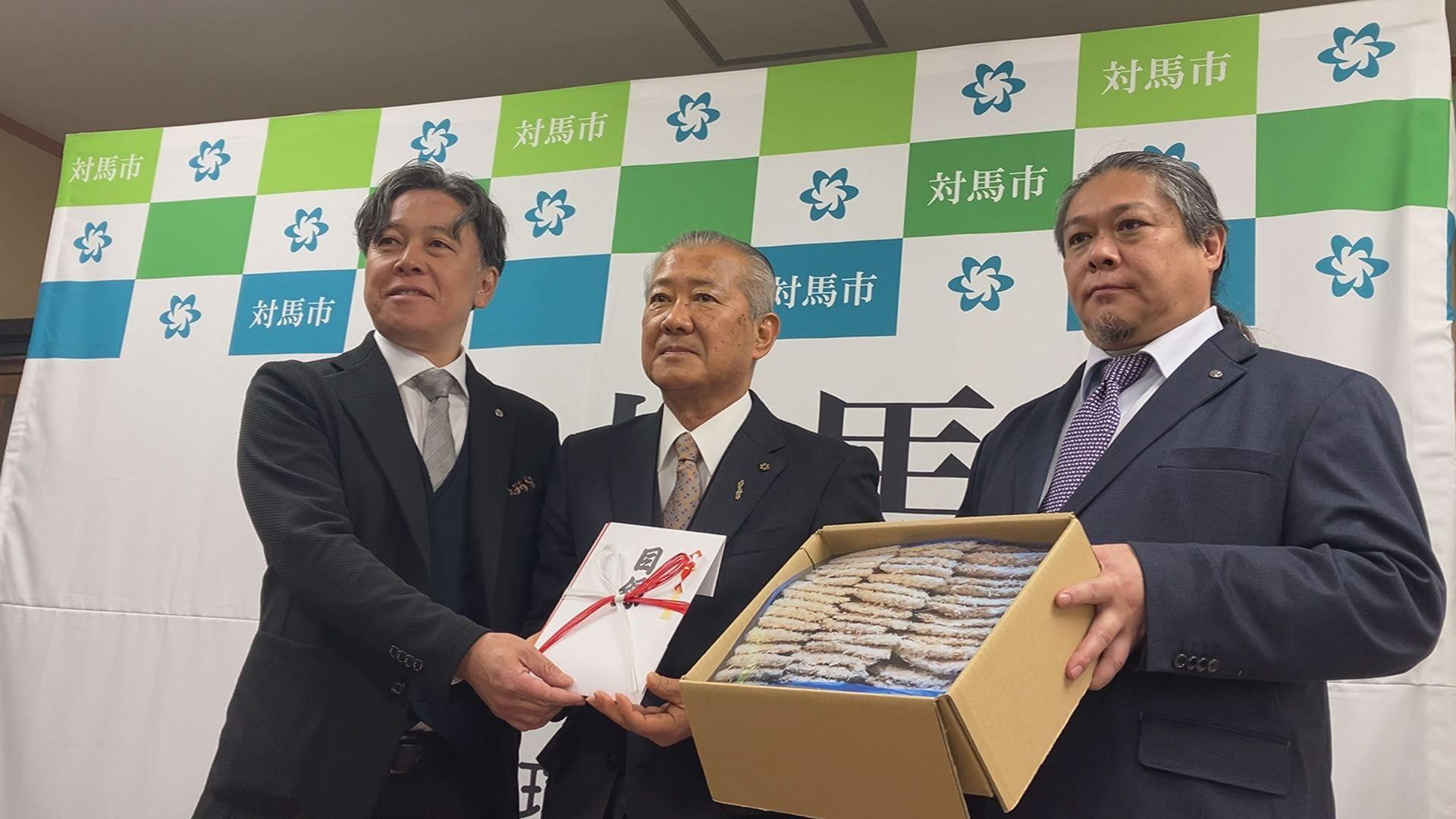 対馬市の学校給食に三陽がアジフライを寄贈 県内３自治体目