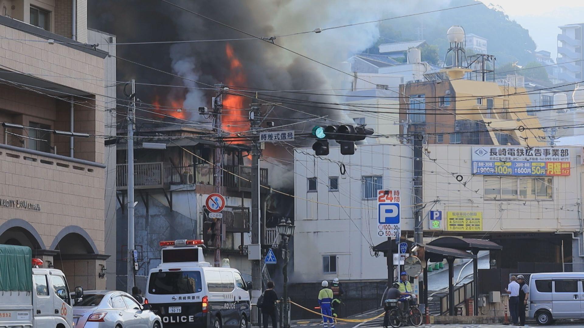集合住宅など２棟全焼 ３人が救急搬送 長崎市油屋町