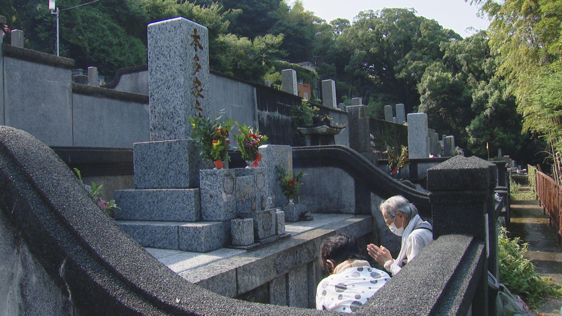 「孫たちを見ていてね」盆の入り 墓前に手を合わせ先祖に感謝