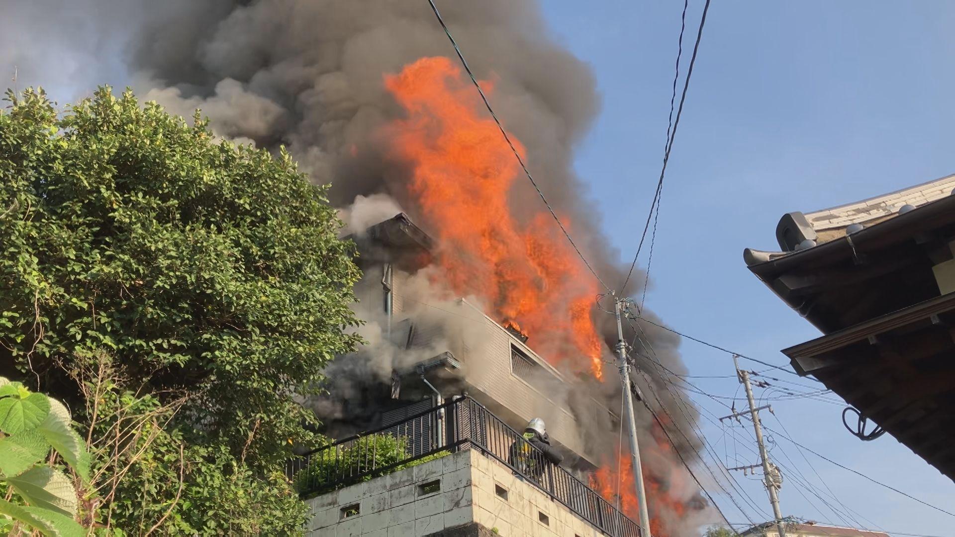 ２人が救急搬送…長崎市西山本町で住宅１棟全焼　