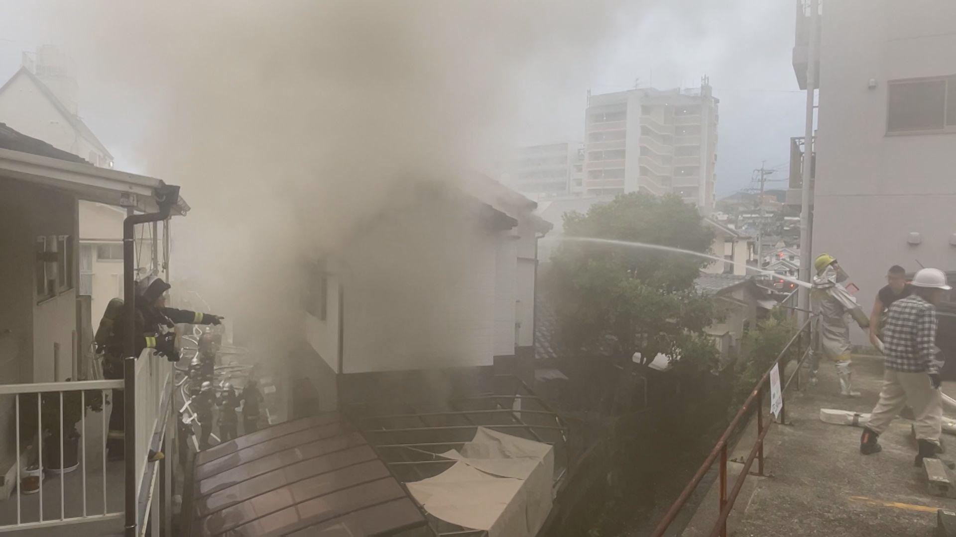 布団乾燥機が原因か 住宅街で木造２階建て１棟が全焼　夫婦２人は逃げて無事