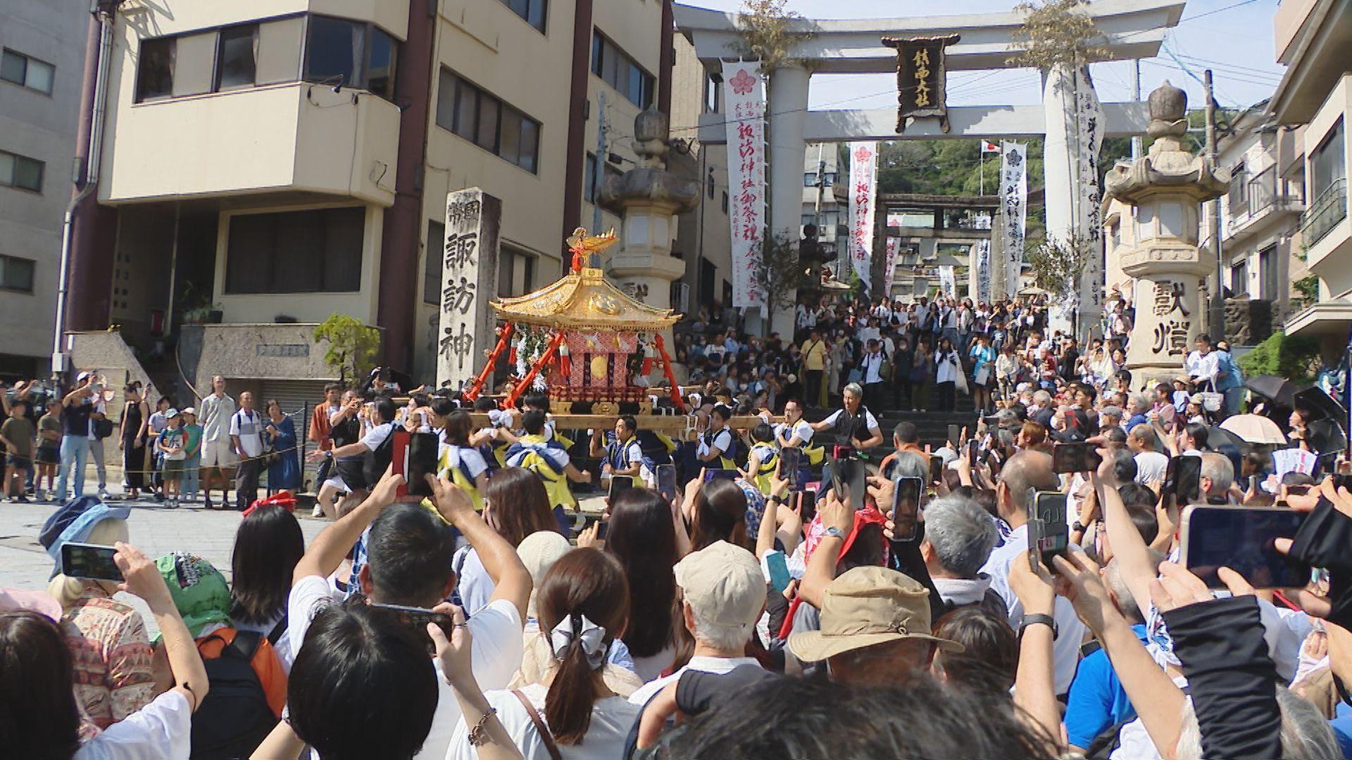 「お下り」諏訪神社のご神体がお旅所へ ご利益願って神輿の下をくぐる人続々 頭ぶつけても…