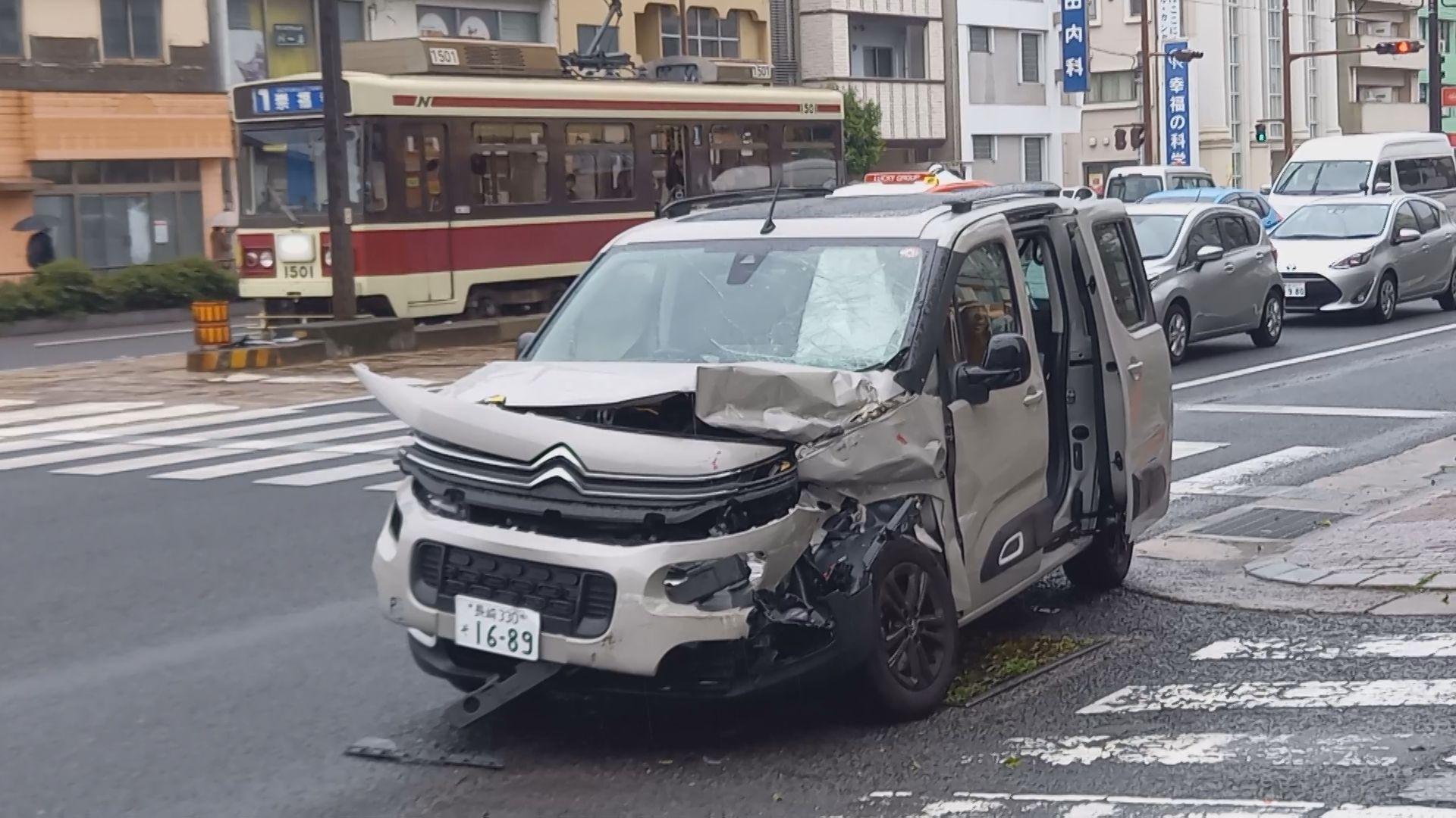 通勤時間帯に路面電車と車が接触　けが人なし