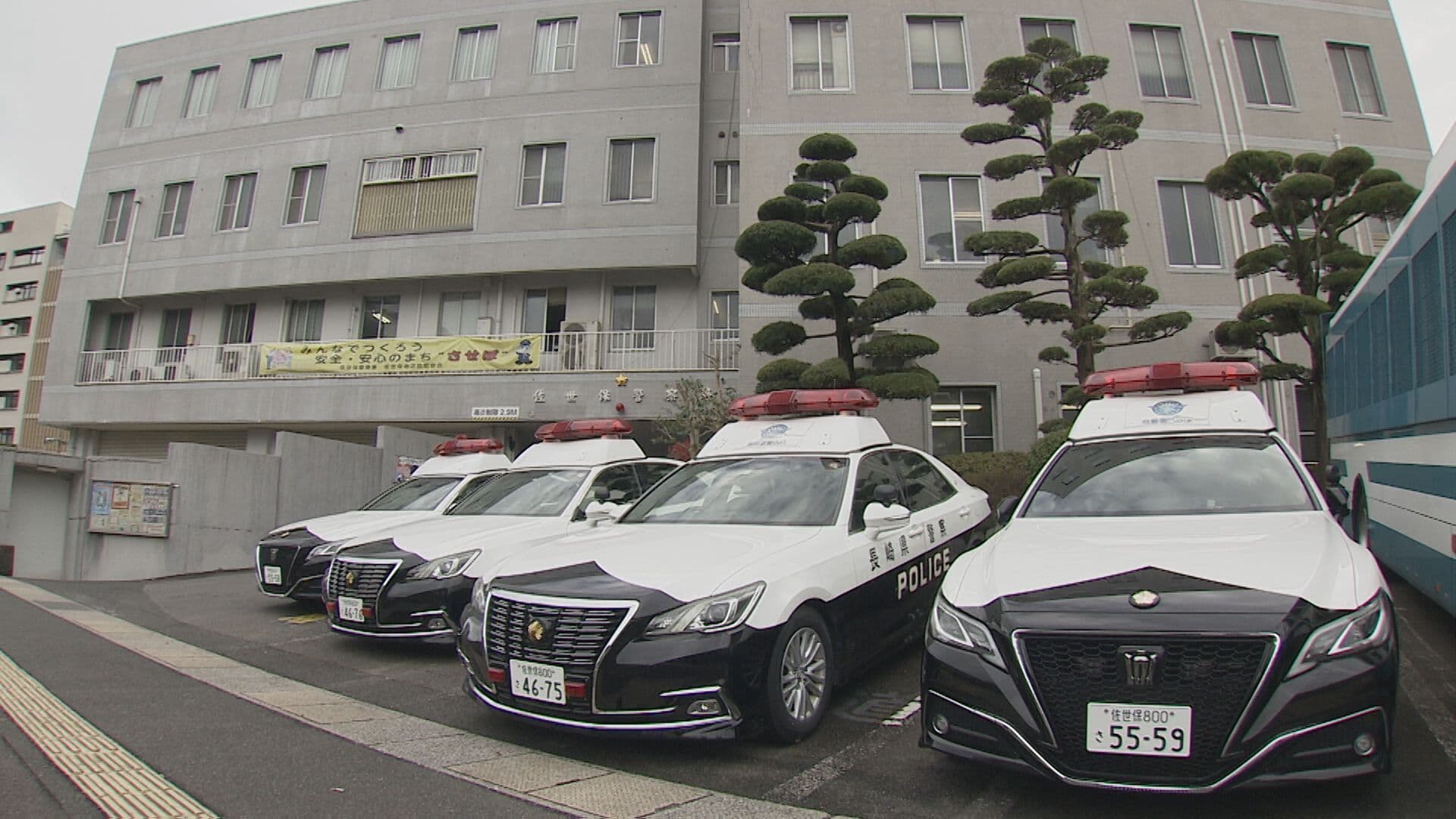 【速報】佐世保市松原町の靴店に車が突っ込む けが人なし