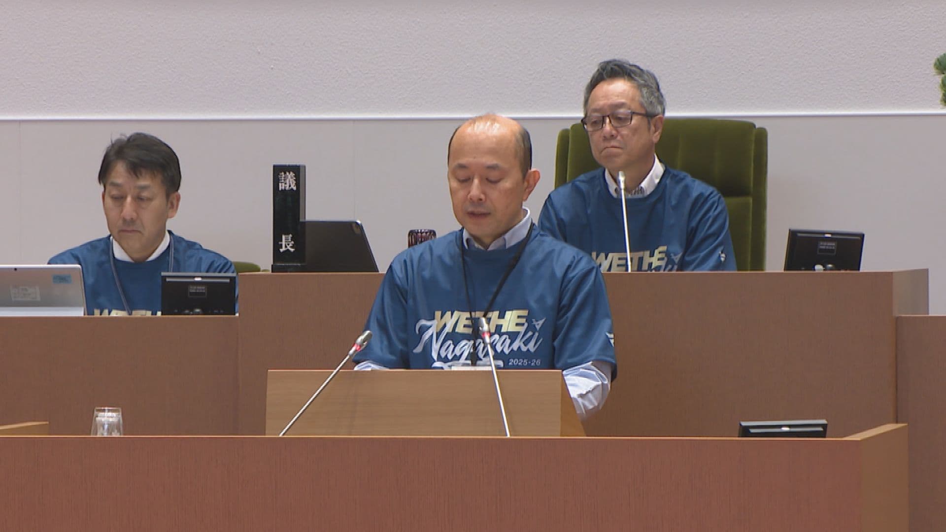 ヴェルカシャツで優勝祝い 長崎市議会６月定例会が開会 総額約１億７９００万円の補正予算案など審議